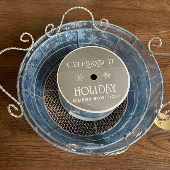 A set of blue mesh holiday baskets with ribbon - Picture 2 of 3